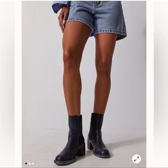 New! Free People Essential Chelsea Metallic Leather Boot
Black Sz 38 7.5 - Picture 2 of 9